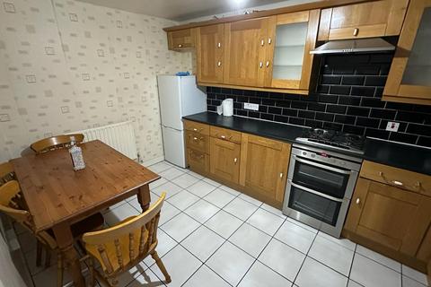 3 bedroom terraced house to rent, Old Manor Road, Southall, UB2
