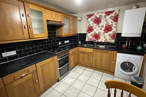3 bedroom terraced house to rent, Old Manor Road, Southall, UB2