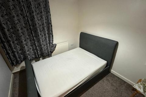 3 bedroom terraced house to rent, Old Manor Road, Southall, UB2