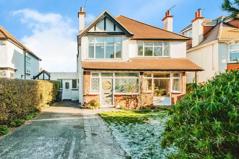 Grand Avenue, Worthing