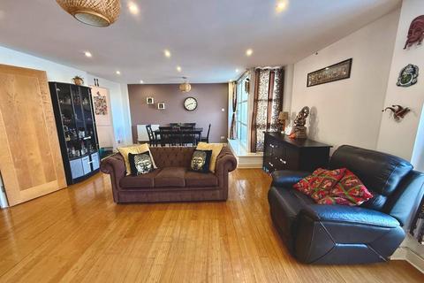 2 bedroom flat for sale, Barrier Point Road, London, E16