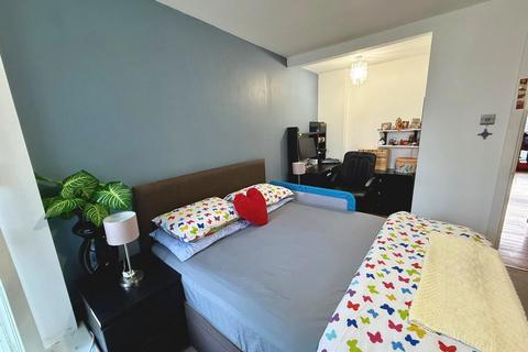2 bedroom flat for sale, Barrier Point Road, London, E16