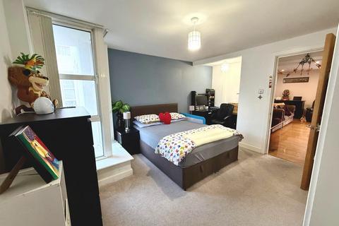 2 bedroom flat for sale, Barrier Point Road, London, E16