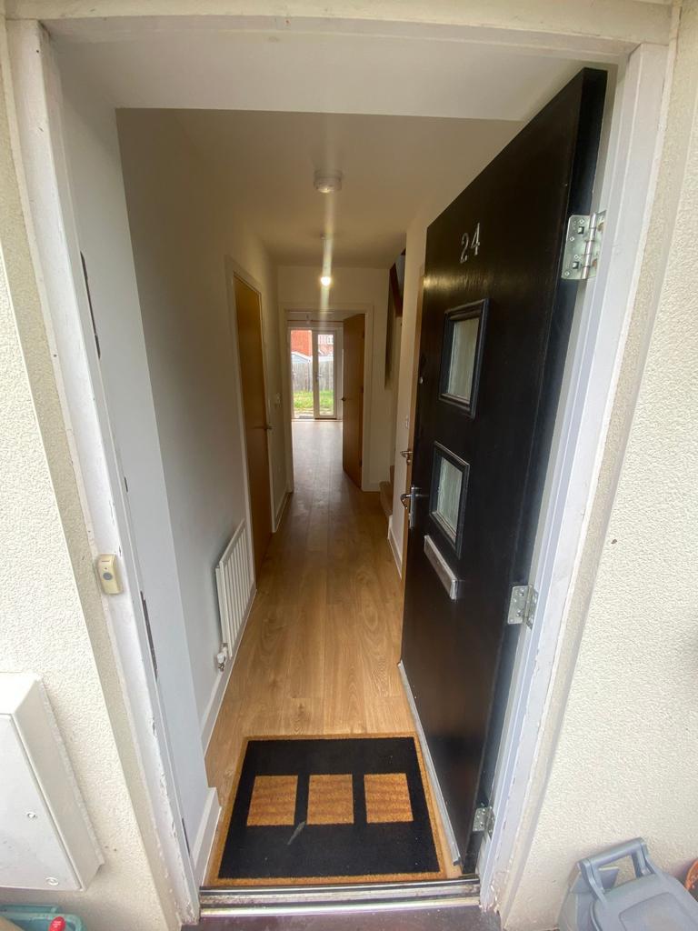 Bright, tidy entrance hallway with wood-effect ...