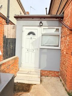 Studio to rent, Buckingham Avenue, Feltham TW14