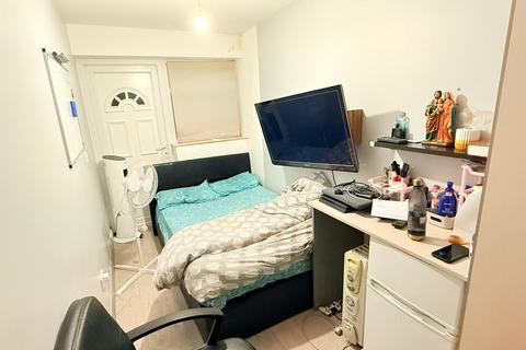 Studio to rent, Buckingham Avenue, Feltham TW14