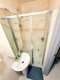 Studio to rent, Buckingham Avenue, Feltham TW14