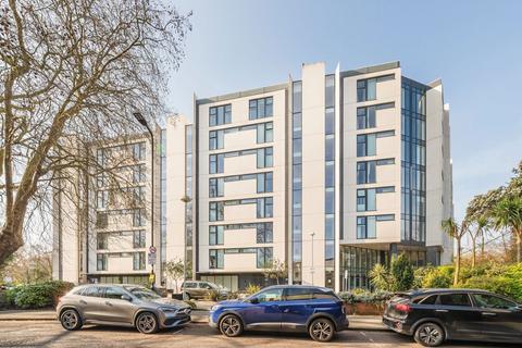 2 bedroom flat to rent, Colonial Drive, London W4