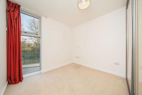 2 bedroom flat to rent, Colonial Drive, London W4