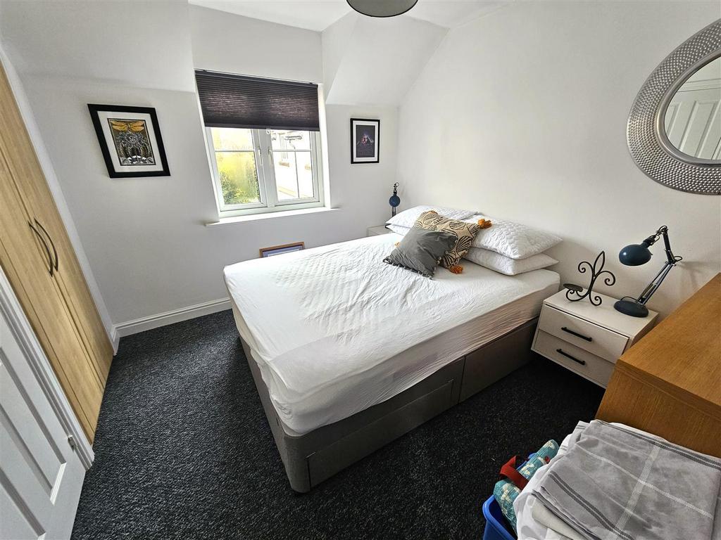 Bedroom 1.jpg