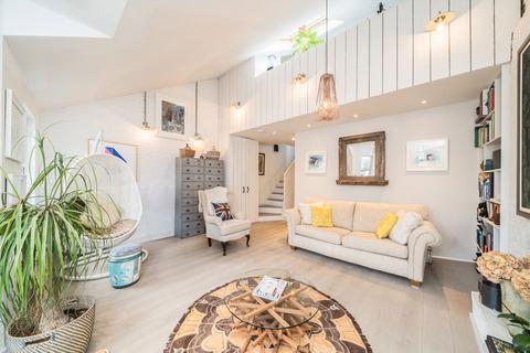 2 bedroom flat for sale, Putney Bridge Road, London SW15