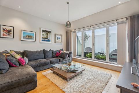 3 bedroom apartment for sale, Flat  Pinnacle Apartments, Northwood HA6