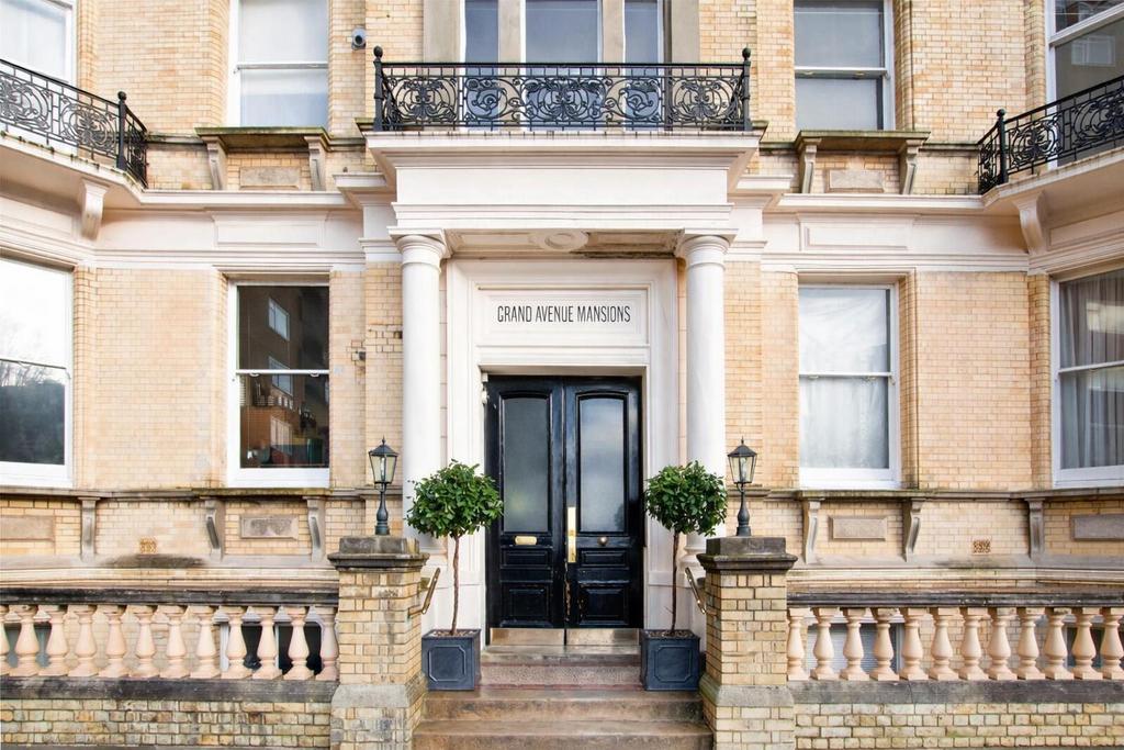 Grand Avenue Mansions entrance details.png