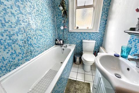 2 bedroom flat for sale, Grove Green Road, London