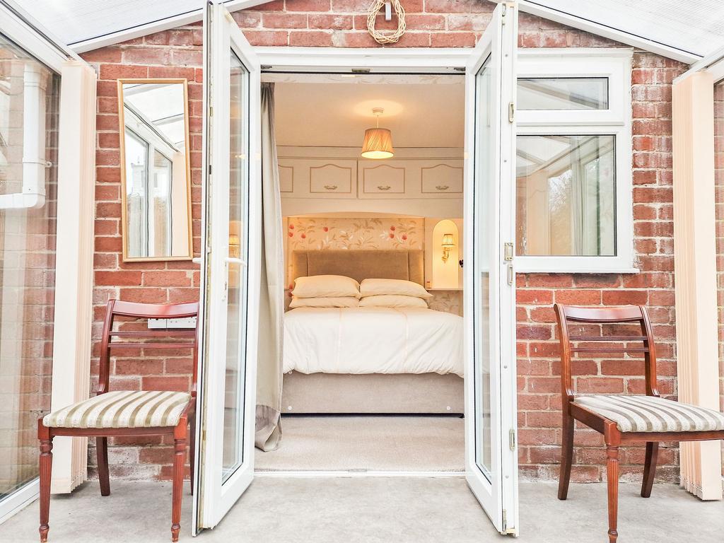 Private Sun-Room / Conservatory