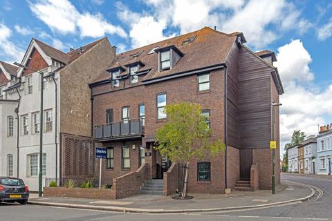 undefined, High Street, Hampton TW12