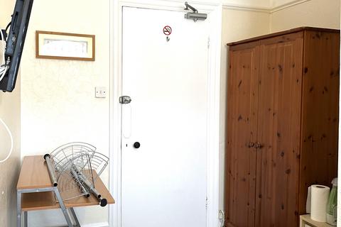 1 bedroom in a house share to rent, St Andrews Road, Exmouth EX8