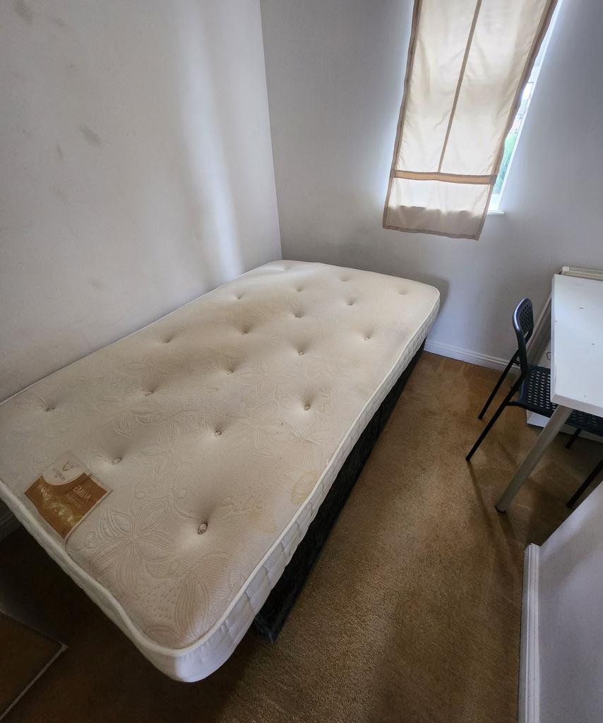 Compact single bedroom with a comfortable mattr...