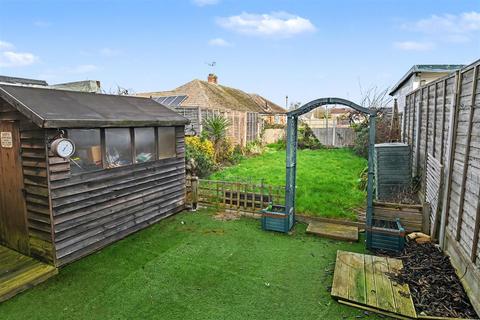 3 bedroom terraced house for sale, Chestnut Walk, Canvey Island SS8