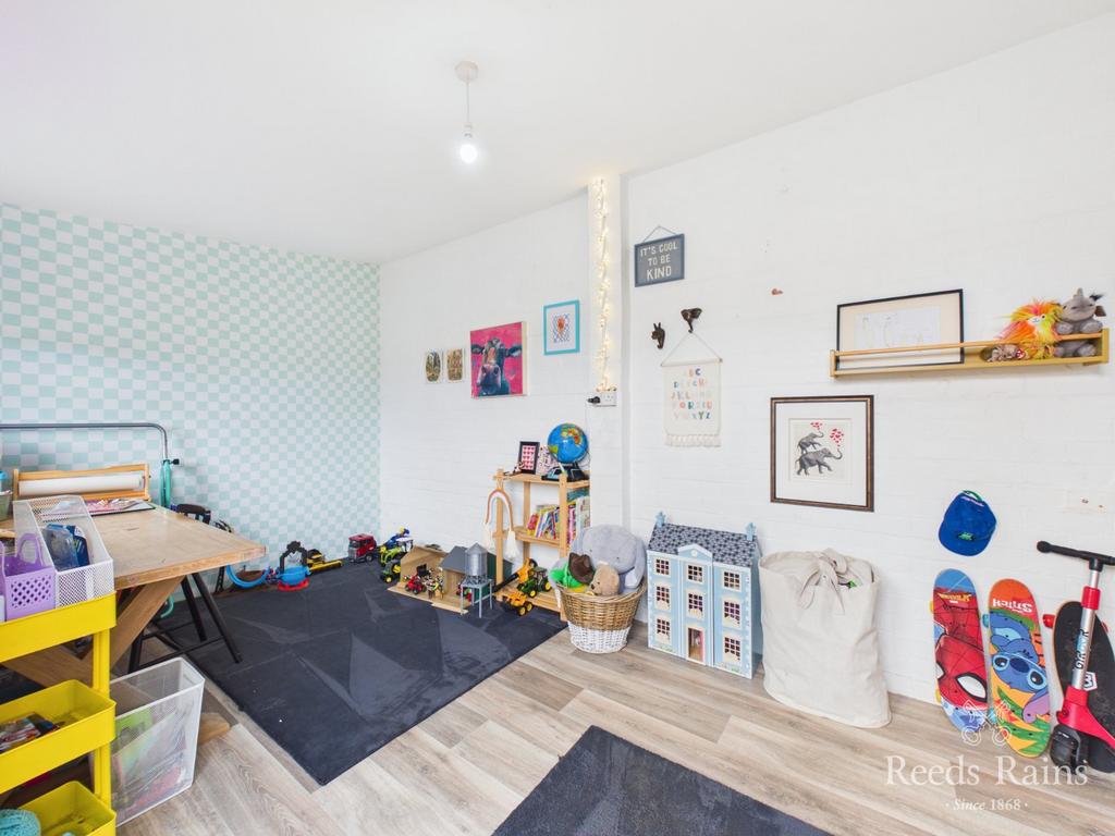 Garage/ Playroom