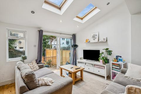 4 bedroom terraced house to rent, Ravensbury Road, London