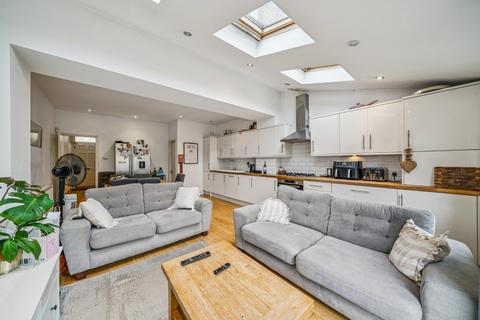 4 bedroom terraced house to rent, Ravensbury Road, London