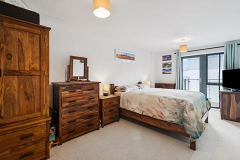 3 bedroom flat for sale, Knightley Walk, London