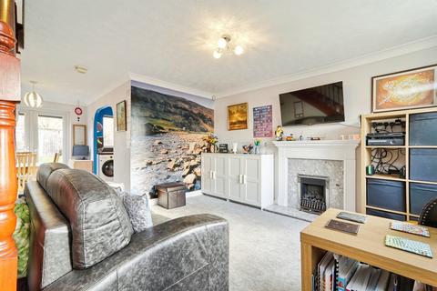 3 bedroom townhouse for sale, Chaucer Avenue, Pudsey