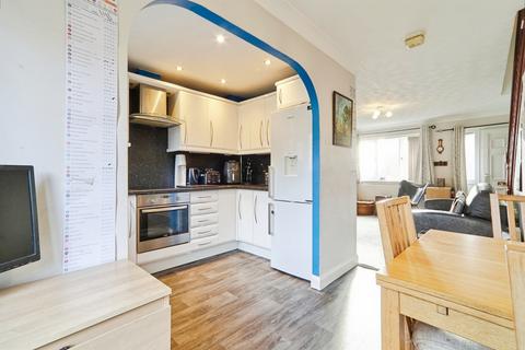 3 bedroom townhouse for sale, Chaucer Avenue, Pudsey