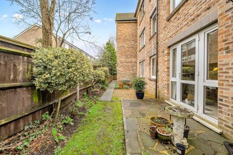 2 bedroom flat for sale, Constitution Hill, Woking, GU22