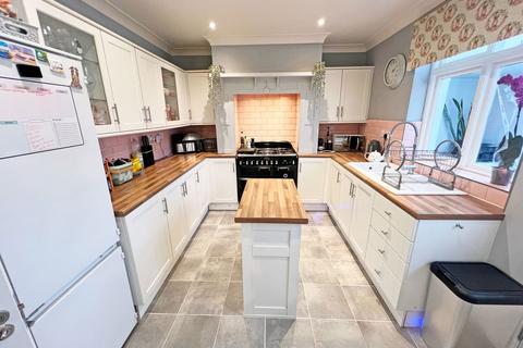 3 bedroom semi-detached house for sale, Newlands Avenue, Shepshed, Loughborough, Leicestershire, LE12 9DW