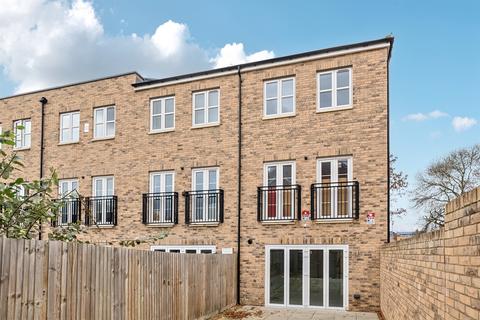 3 bedroom end of terrace house for sale, Lovegrove Way, London