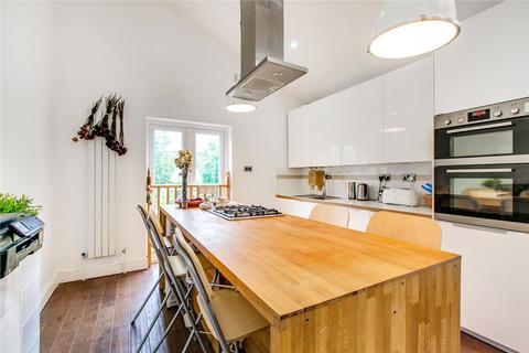 2 bedroom maisonette to rent, Southcroft Road, London SW17