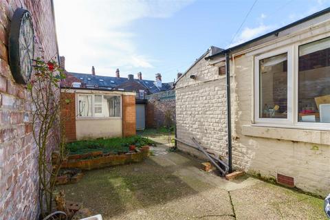 6 bedroom terraced house to rent, *£170pppw* Mistletoe Road, Newcastle Upon Tyne