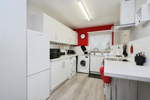 2 bedroom ground floor flat for sale, Carew Road, Eastbourne