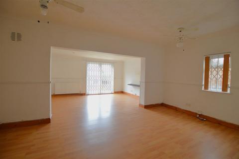 3 bedroom end of terrace house for sale, Pennine Road, Slough