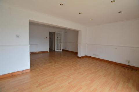 3 bedroom end of terrace house for sale, Pennine Road, Slough