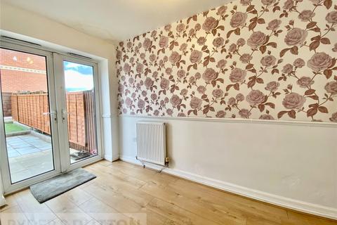 2 bedroom townhouse to rent, Clapham Street, Moston, Manchester, M40