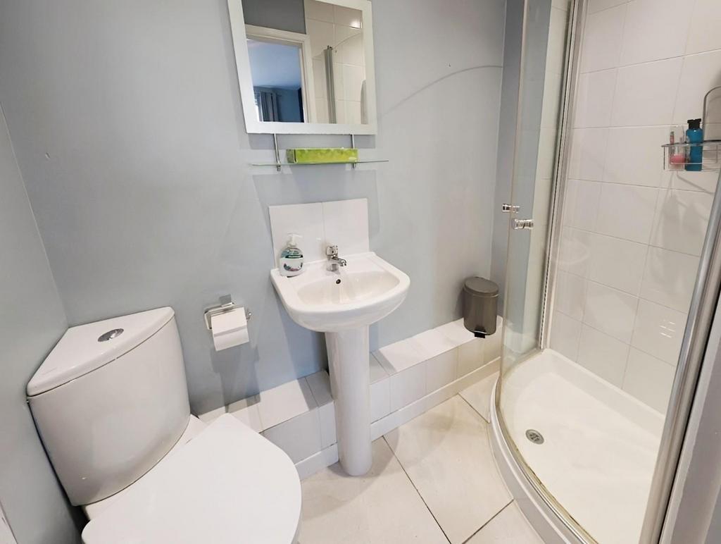 B237d192-ensuite.jpg