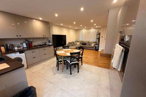 3 bedroom end of terrace house to rent, Crayford Close, London E6