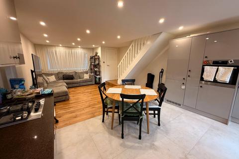 3 bedroom end of terrace house to rent, Crayford Close, London E6