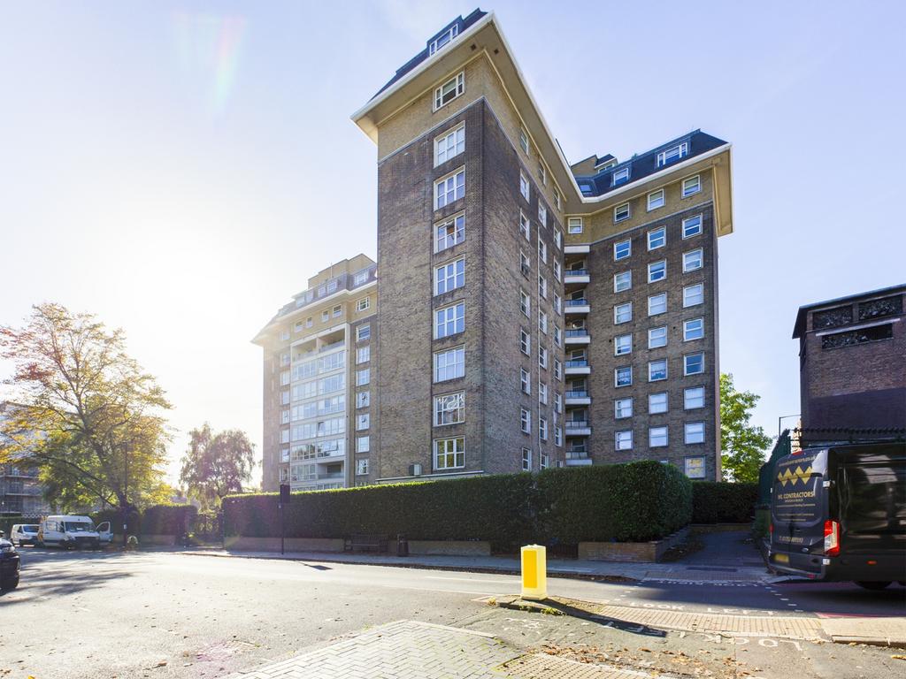 3 Bedroom, 3 Bathroom Apartment – Boydell Court
