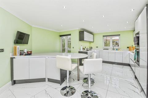 4 bedroom detached house for sale, Bashkir Road, Westbury