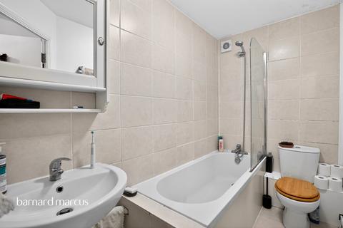 2 bedroom flat for sale, Bream Close, London