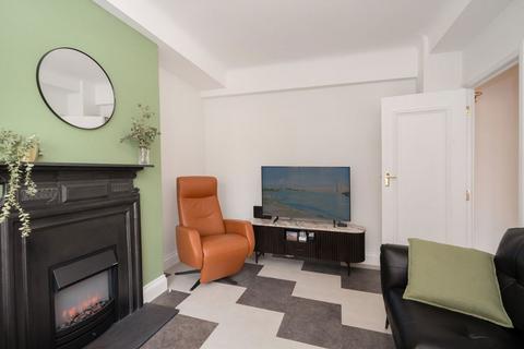 1 bedroom flat for sale, Vicarage Gate, London W8