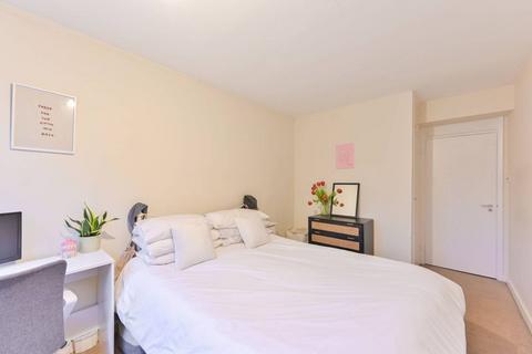 2 bedroom flat to rent, Parkgate Road, Battersea Park, London, SW11