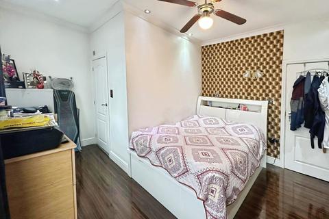 5 bedroom terraced house for sale, Caistor Park Road, London E15