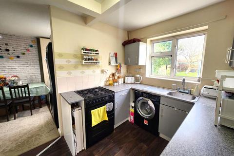 3 bedroom semi-detached house to rent, Albrighton Road, Halesowen B63