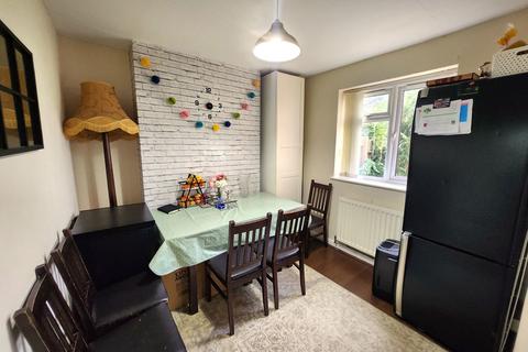 3 bedroom semi-detached house to rent, Albrighton Road, Halesowen B63