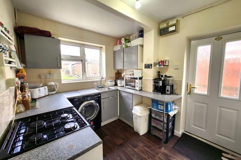 3 bedroom semi-detached house to rent, Albrighton Road, Halesowen B63